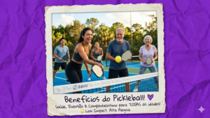 A imagem apresenta amigos de diferentes gerações se divertindo em uma quadra de pickleball, emoldurados no estilo Polaroid com bordas irregulares. O fundo utiliza a textura de papel amassado no tom Roxo Zavu (#8A2BE2) e incluí a legenda "Benefícios do Pickleball!" para destacar o tema do seu post.