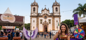 Mulher no Festival de Tropeiro de Santa Luzia aproveitando um tropeiro com a Zavu.